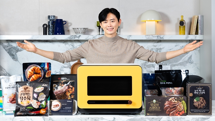 남자 모델이 양팔을 벌려 비스포크 큐커를 소개하고 있다.