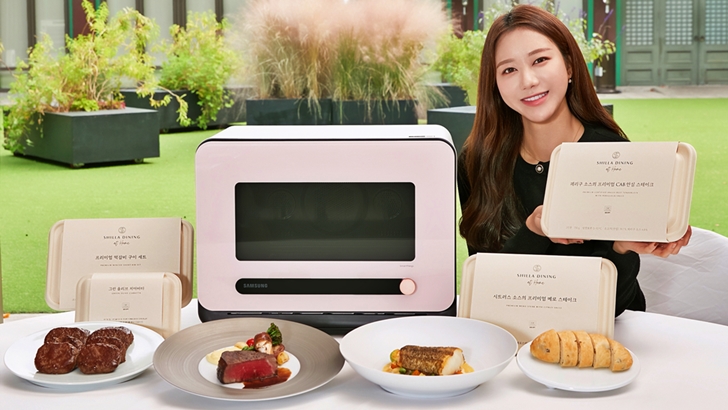 삼성전자-호텔신라와 협업 비스포크 큐커 전용 밀키트 선보이는 모습