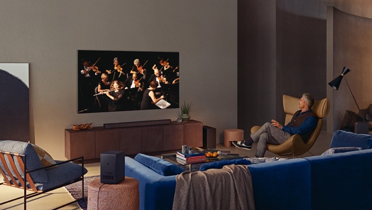 사운드바로 음악을 듣는 모습