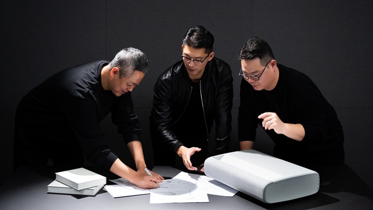 더 프리미어 디자인 도안을 두고 토론하고 있는 디자이너들과 더 프리미어 제품