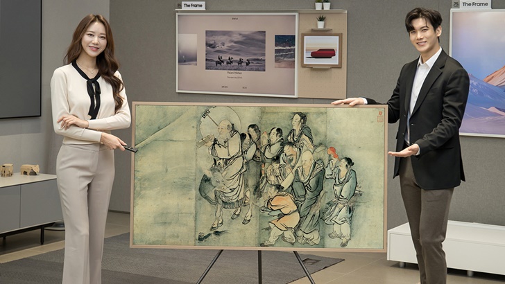 삼성전자 모델이 서울 논현동에 위치한 삼성 디지털프라자 강남본점에서 더 프레임 TV를 통해 리움미술관 작품들을 소개하고 있다.