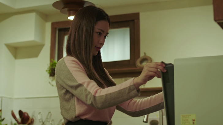 비스포크 큐커를 열고 있는 여성의 모습