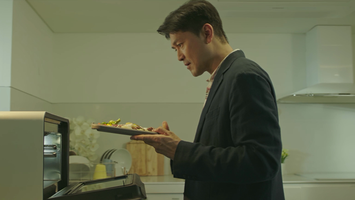 비스포크 큐커에 음식을 넣고 있는 남성