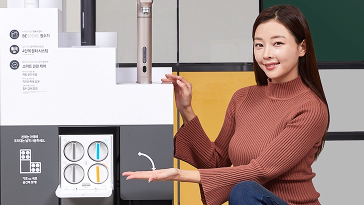 삼성전자 모델이 삼성 디지털프라자 강남본점에서 세계 최초로 미국 NSF 인터내셔널로부터 '미세 플라스틱(Microplastics)' 제거 성능을 인증 받은 '비스포크 정수기'를 소개하고 있다.