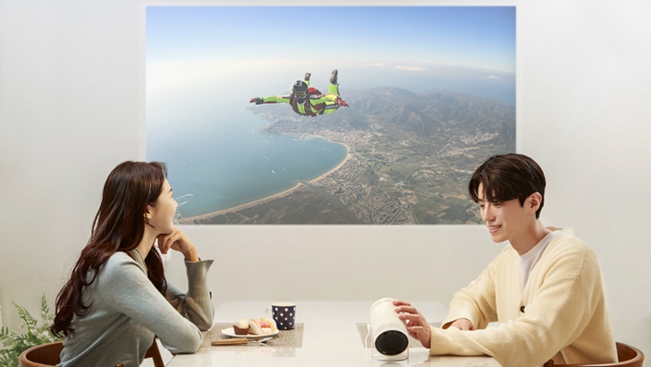 삼성전자 모델이 실내와 야외에서 자유롭게 사용 가능한 포터블 스크린 ‘더 프리스타일’을 선보이고 있다.