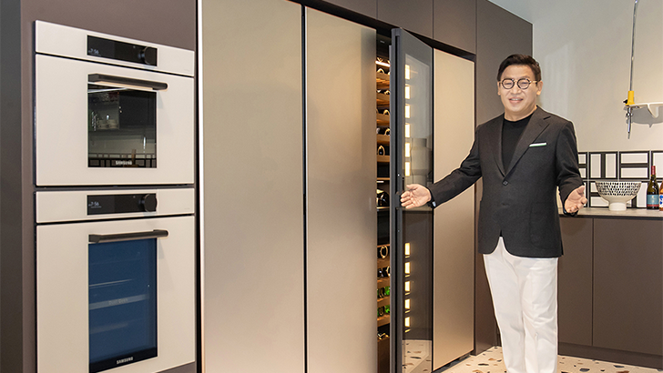 삼성전자 생활가전사업부장 이재승 사장이 삼성디지털프라자 강남본점에서 비스포크 인피니트 신제품을 소개하고 있다.