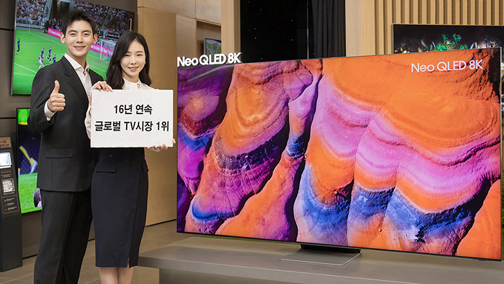 삼성전자 모델이 서울 논현동에 위치한 삼성디지털프라자 강남본점에서 삼성 TV의 16년 연속 글로벌 시장 1위 달성과 그 주역인 Neo QLED 제품을 소개하고 있다.