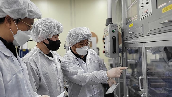 충남 천안에 위치한 자가진단키트 생산업체 '젠바디'에서 삼성전자 스마트공장 전문가와 젠바디 직원(가운데)이 자가진단키트 조립 라인을 점검하고 있다.