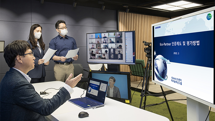 삼성전자가 22일부터 24일까지 3일간 국내 480여개 협력사를 대상으로 제품 화학물질 관리 방법 교육을 실시했다. 22일 경기도 수원시 삼성전자 '상생협력아카데미'에서 강사와 삼성전자 직원들이 온라인 교육을 진행하고 있다.