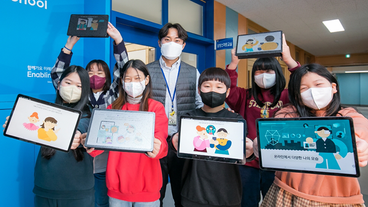 2022 삼성 스마트스쿨에 참여한 경기 수원 연무초등학교 학생들과 교사의 모습