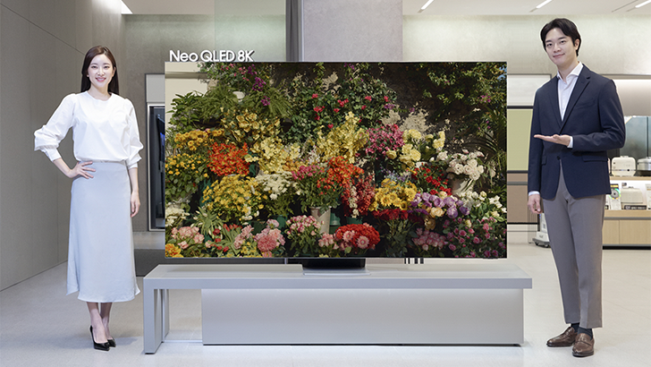 삼성전자가 3월 22일 Neo QLED 포함 2022년형 TV 신제품 국내 공식 출시를 앞두고 3일부터 14일까지 Neo QLED 신제품 사전 판매를 진행한다. 사진은 삼성전자 모델이 삼성 디지털프라자 대치본점에서 2022년형 Neo QLED 8K를 소개하는 모습.