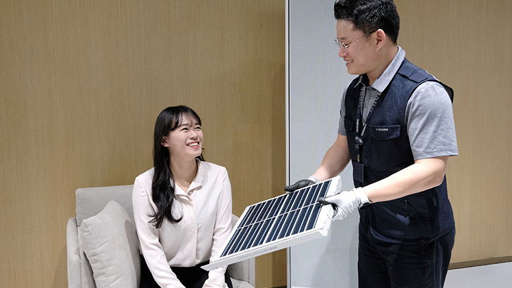 삼성전자서비스 엔지니어가 에어컨 필터 관리 방법을 설명하는 모습