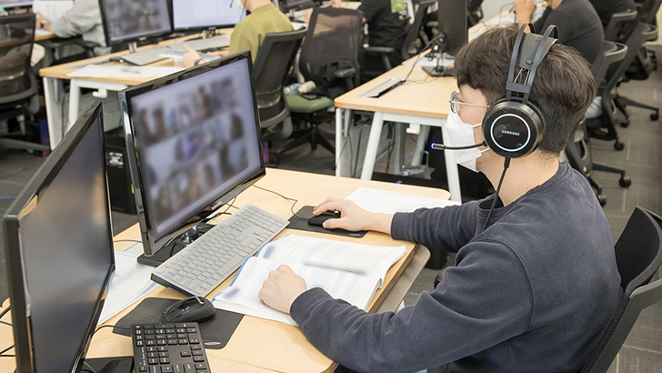 작년(2021년) 하반기 온라인 직무적성검사(GSAT)를 앞두고 감독관들이 응시자들을 대상으로 예비소집을 진행한 모습