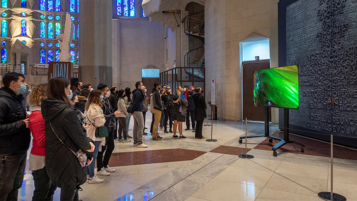 ▲스페인 바르셀로나에 위치한 사그라다 파밀리아 대성당(가우디 성당)에서 관람객들이 삼성 Neo QLED 8K를 통해 성당의 모습을 담은 영상을 감상하고 있다.