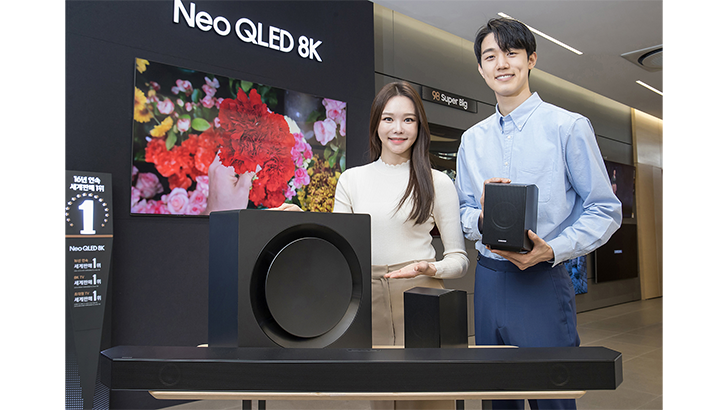 삼성전자 모델이 서울 논현동에 위치한 삼성 디지털프라자 강남본점에서 2022년형 사운드바를 소개하고 있다.