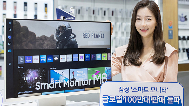 삼성전자 모델이 서울 서초동에 위치한 삼성전자 홍보관 딜라이트에서 출시 약 16개월만에 '밀리언셀러'에 등극한 스마트 모니터를 소개하고 있는 모습