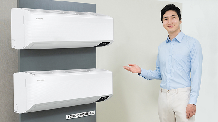 삼성전자가 한국에너지재단이 주관하는 '2022년 저소득층 에너지효율개선사업' 냉방기기 보급 사업자로 선정되어, 에너지 취약계층 대상 벽걸이 에어컨 1만대를 공급한다. 삼성전자 모델이 공급 제품인 삼성 에어컨 '벽걸이 와이드'를 소개하고 있는 모습