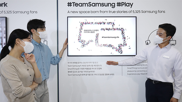 서울 코엑스에서 열린 '월드IT쇼 2022' 삼성전자관에서 팬큐레이터가 소비자 5,325명의 사연으로 꾸며진 팀삼성 라이프 테마를 소개하고 있다.