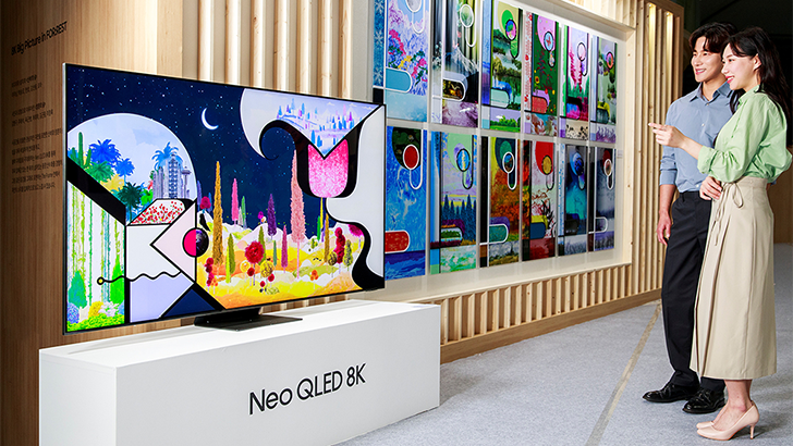 삼성전자 모델이 Neo QLED 8K로 로아 작가의 '나무(Tree)' 작품을 감상하고 있다.