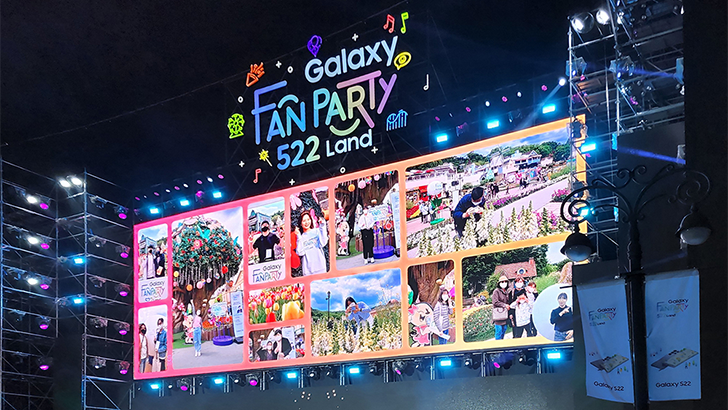 갤럭시 팬파티 ‘522랜드’의 화려한 엔딩. 이날 참가자들이 갤럭시 S22로 직접 찍은 사진들이 무대 화면에 하나하나 나타나고 있다.
