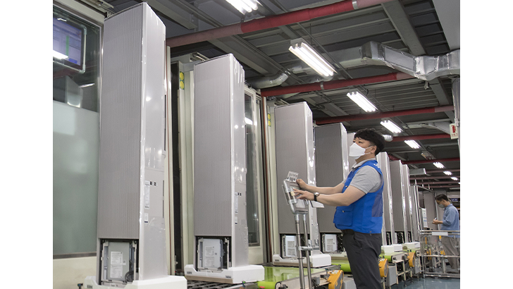 삼성전자가 2022년형 무풍에어컨 인기에 힘입어 광주사업장에 위치한 에어컨 생산라인을 2월부터 풀가동하고 있다. 광주광역시 광산구 하남산단 6번로에 위치한 삼성전자 광주사업장에서 직원들이 '비스포크 무풍에어컨 갤러리'를 생산하는 모습.