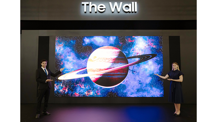 ISE 2022가 개최되는 스페인 바르셀로나의 피라 그라 비아 전시장에서 삼성전자 모델이 상업용 디스플레이 신제품 2022년형 마이크로 LED '더 월'을 선보이고 있다.