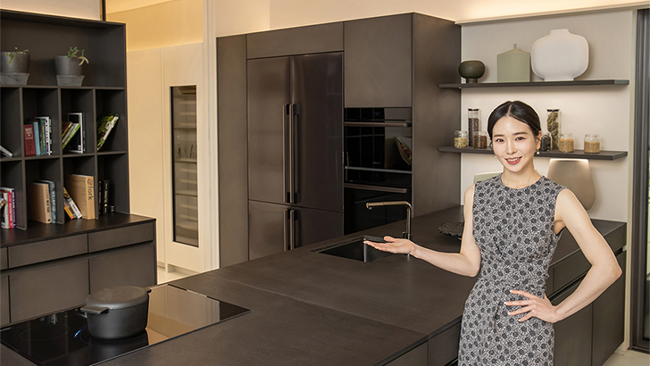 삼성전자 모델이 서울 대치동 삼성디지털프라자 삼성대치본점에 위치한 '데이코 하우스'에서 럭셔리 빌트인 가전 '데이코(Dacor)' 제품을 소개하고 있는 모습