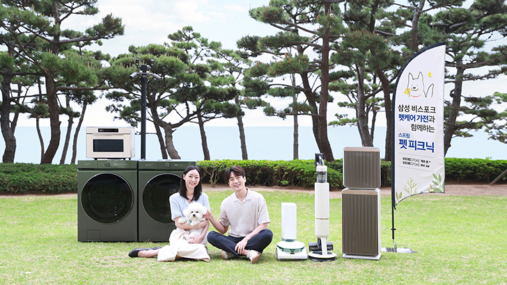 '펫 피크닉' 행사가 열리는 부산 해운대구 중동에 위치한 파라다이스 호텔 부산에서 삼성전자 모델이 펫 케어 가전들을 소개하고 있다.
