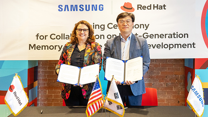 5월 13일(미 현지시간) 삼성전자 메모리사업부 AE팀 배용철 부사장(우)과 레드햇 아시아태평양총괄 마르옛 안드리아스(Marjet Andriesse) 부사장(좌)이 차세대 메모리 분야 소프트웨어 기술 상호협력을 맺었다.