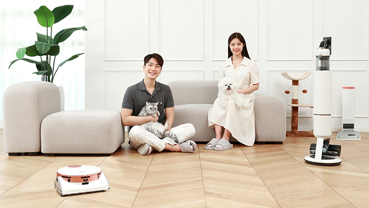 삼성전자 모델이 로봇청소기 '비스포크 제트 봇 AI'와 스틱형 무선청소기 '비스포크 제트'를 소개하고 있는 모습. 삼성전자는 5일 부터 31일까지 두 제품을 함께 구매하면 최대 30만원 상당의 혜택을 제공하는 '더블제트 페스티벌'을 실시한다.
