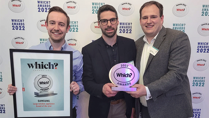 삼성전자 영국법인 생활가전 담당자들이 지난 19일(현지시간) 영국 런던에서 진행된 '위치 어워드 2022'에 참석해 '올해 최고의 대형가전 브랜드' 어워드 수상 후 주관사인 위치 담당자(좌측)와 기념사진을 촬영하고 있다.