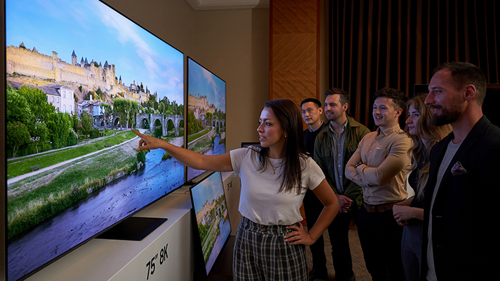 5월 11일(현지시간) 영국 런던 로얄가든 호텔에서 개최된 삼성전자 유럽 테크세미나에서 참석자들이 삼성전자의 2022년형 신제품 Neo QLED 8K를 살펴보고 있다.