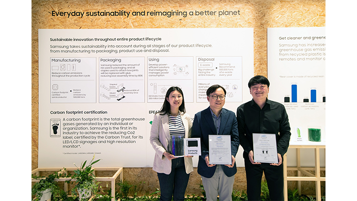 ISE 2022가 열리고 있는 스페인 바르셀로나 피라 그라 비아 전시장에서 삼성전자 영상디스플레이사업부 Enterprise 개발 이종포 상무(가운데)와 개발자들이 사이니지 제품 탄소 발자국 인증서와 제품에 활용되는 재생 플라스틱을 들고 있다.