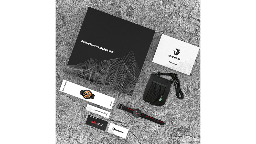15일 국내 출시하는 '갤럭시 워치4 블랙야크 패키지' 사진. '갤럭시 워치4 블랙야크 패키지'는 ▲갤럭시 워치4 ▲블랙야크 전용 스트랩 ▲블랙야크 워치 페이스 ▲블랙야크 텀블러 가방 ▲블랙야크 40% 제품 할인권으로 구성됐다.