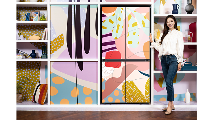 삼성전자 모델이 서울 논현동에 위치한 삼성전자 디지털프라자 강남본점에서 알렉스 프로바 채널이 적용된 비스포크 냉장고 제품을 선보이고 있다.