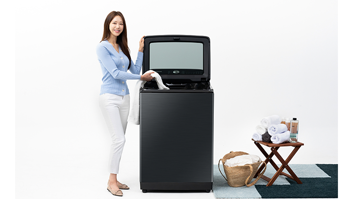 삼성전자 모델이 국내 최대 용량 전자동 세탁기 '그랑데 통버블' 25Kg 제품을 소