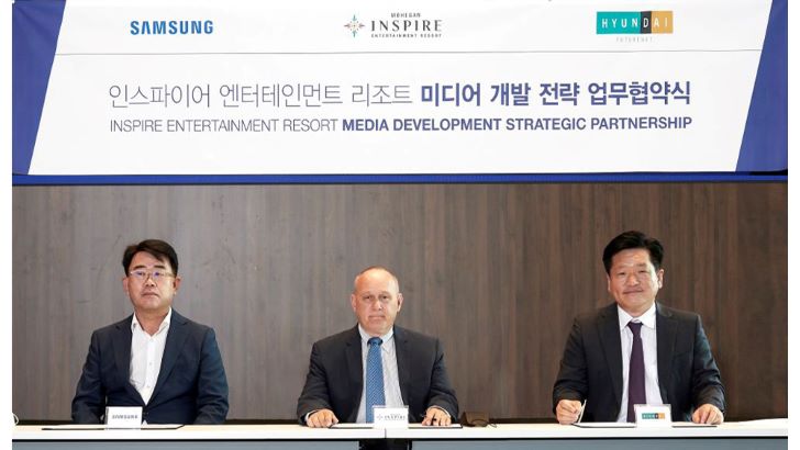 삼성전자가 인스파이어, 현대퓨처넷과 서울 여의도에 위치한 IFC 빌딩에서 '인스파이어 엔터테인먼트 리조트 미디어 시설 구축을 위한 업무협약(MOU)'을 20일 체결했다. 사진 왼쪽부터 오치오 삼성전자 한국총괄 부사장, 레이 피놀트(Ray Pineault) 모히건 대표, 류성택 현대퓨처넷 대표.