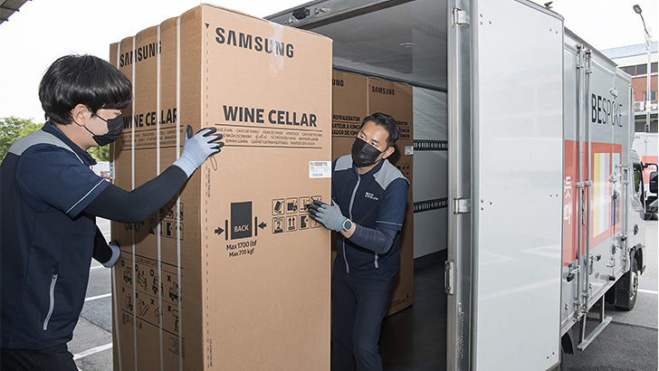 경기도 수원시 영통구에 위치한 삼성전자로지텍 수원센터 물류창고에서 인피니트 전담팀이 '비스포크 인피니트 라인' 와인 냉장고를 배송하기 위해 차량에 싣고 있다.