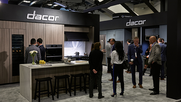 미국 샌프란시스코 모스콘 센터에서 개최된 글로벌 주택·건축박람회 '2022 PCBC' 삼성전자 부스에서 전시 관람객들이 삼성전자와 데이코 가전 제품들을 살펴보고 있다.