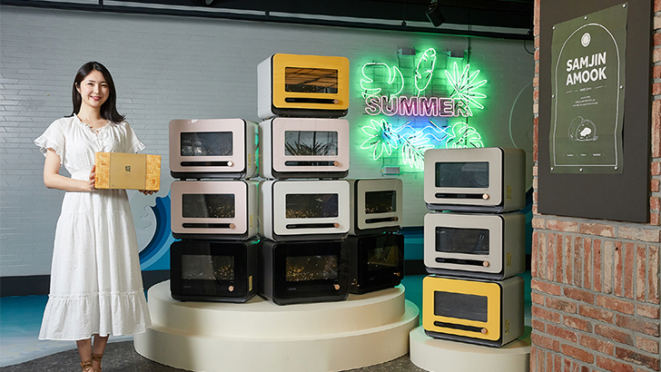 삼성전자가 휴가철을 맞아 삼진어묵과 함께 '비스포크 큐커 썸머 페스티벌'을 26일부터 3주간 삼진어묵 부산역광장점에서 진행한다. 삼성전자 모델이 삼진어묵 부산역광장점에서 비스포크 큐커와 이금복 명품세트를 비롯한 삼진어묵 제품을 소개하고 있는 모습.