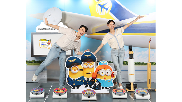 삼성전자가 '미니언즈2'와 협업한 비스포크 제트 봇 AI 특별 패키지 출시를 기념해 비스포크 제트·제트 봇 AI와 미니언즈2가 함께 꾸며진 포토존을 운영한다. 삼성전자 모델이 서울 강남구에 위치한 메가박스 코엑스점에서 운영 중인 포토존에서 특별 패키지를 소개하고 있는 모습.
