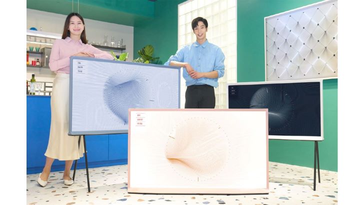삼성전자 모델이 라이프스타일 TV '더 세리프'를 소개하고 있는 모습. '더 세리프'는 이번에 새로 출시하는 블라썸 핑크를 포함해 클라우드 화이트, 코튼 블루까지 3가지 색상으로 판매된다.