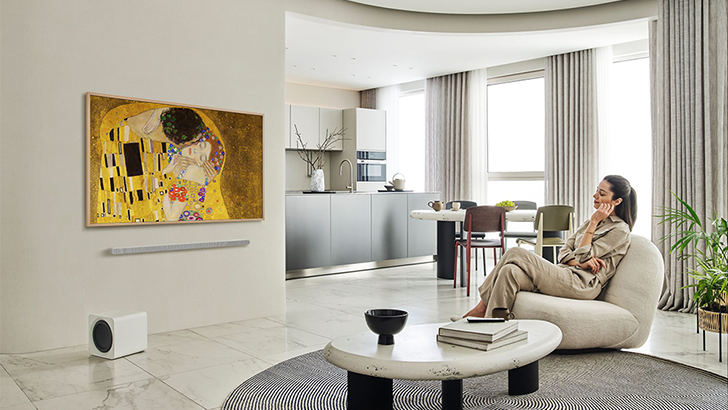 ultra slim soundbar lifestyle 1 with human