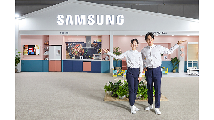 삼성전자 모델이 21일부터 23일까지 광주광역시 김대중컨벤션센터에서 진행되는 '2022 국제 IoT·가전·로봇박람회'에 마련된 삼성전자 부스에서 스마트싱스 홈 라이프(SmartThings Home Life) 서비스를 소개하고 있는 모습