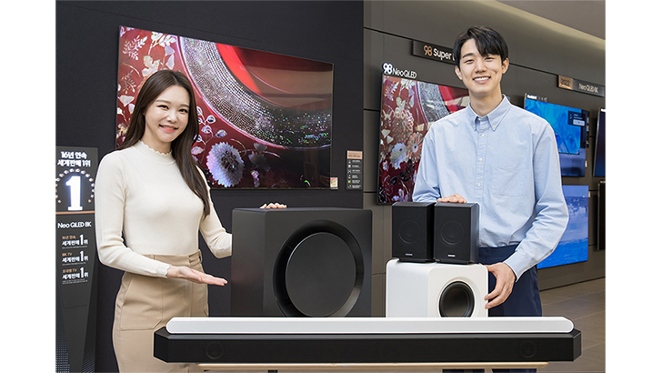 삼성전자 모델이 서울 논현동에 위치한 삼성 디지털프라자 강남본점에서 2022년 사운드바 신제품들을 소개하고 있다.