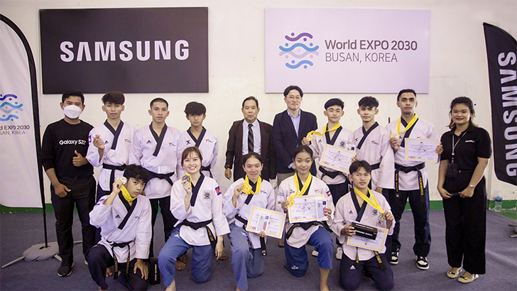 캄보디아 교육체육부와 삼성전자 관계자(사진 뒷줄 왼쪽에서 다섯번째, 여섯번째)가 대회에 참가한 캄보디아 청소년 선수들과 기념사진을 촬영하고 있다.