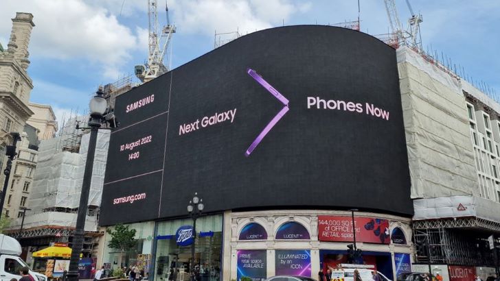 영국 런던 피카딜리 광장(Piccadilly Circus)의 디지털 옥외 광고 사진