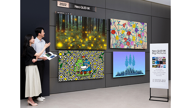 삼성전자 모델이 서울 대치동에 위치한 삼성 디지털프라자 대치본점에서 Neo QLED 8K를 통해 8K 화질의 디지털 작품을 감상하고 있다. 작품은 왼쪽 위부터 시계방향으로 이정록 작가의 'Nabi 30', 김근중 작가의 'Natural Being 843', 정영환 작가의 'Just gazing-resting', 요요진 작가의 'Hug our trees'.