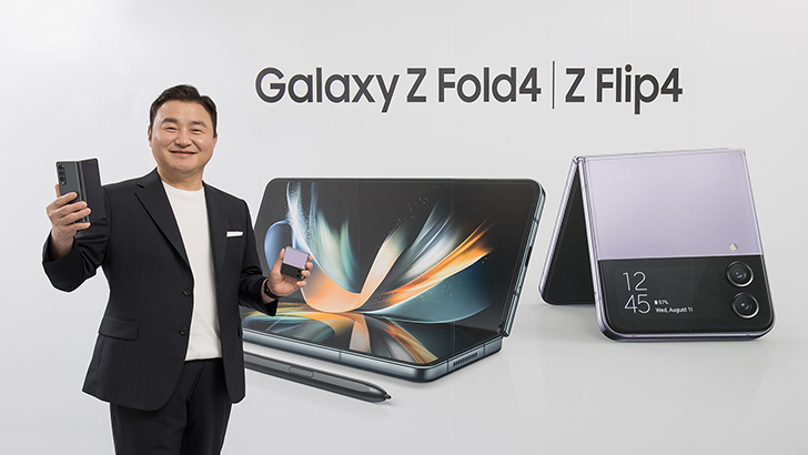 10일(한국시간) '삼성 갤럭시 언팩 2022 (Samsung Galaxy Unpacked 2022: Unfold Your World)에서 삼성전자 MX사업부장 노태문 사장이 차세대 폴더블 스마트폰 '갤럭시 Z 플립4(Galaxy Z Flip4)'와 '갤럭시 Z 폴드4(Galaxy Z Fold4)'를 소개하고 있다.