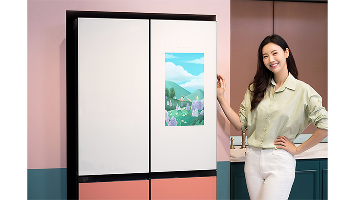 삼성전자 모델이 서울 논현동에 위치한 삼성 디지털프라자 강남본점에서 패밀리허브 냉장고 전용 애플리케이션 '비스포크 아뜰리에'를 통해 강유진 작가의 작품 '오후 : 강아지와 소풍'을 소개하고 있다.